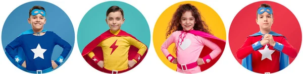 Selbstbewusste Superhelden in bunten Kostümen im Studio — Stockfoto
