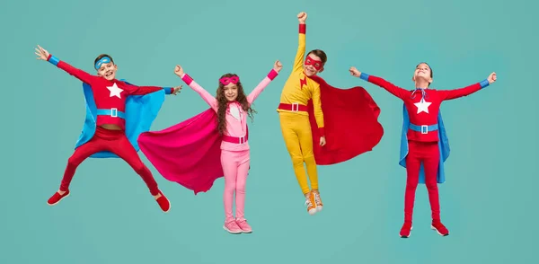 Kis szuperhősök úgy tesznek, mintha repülnének — Stock Fotó