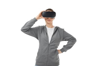 Sanal gerçekliği keşfeden VR gözlüklü kadın.