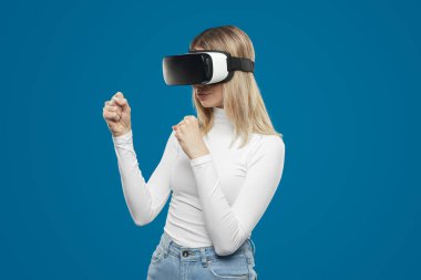 VR gözlükleriyle video oyunu oynayan kadın