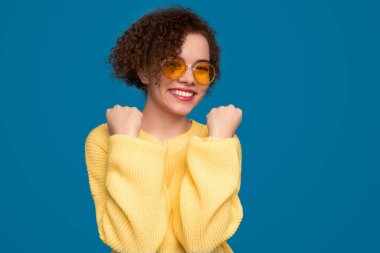 Mutlu kadın stüdyoda zaferi kutluyor.