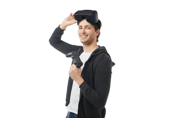 Glädjande spelare med gamepad och VR-headset — Stockfoto