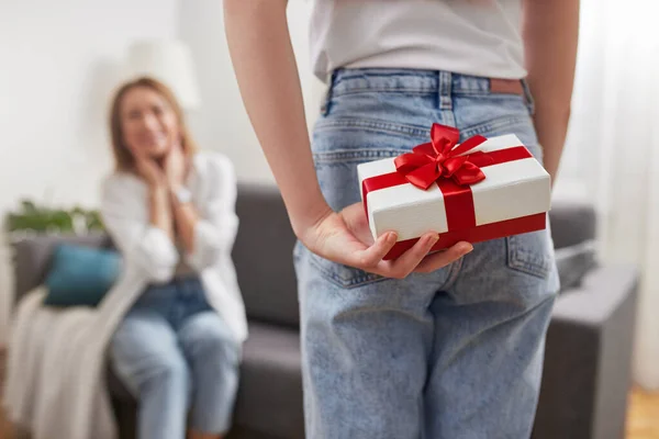 Enfant avec cadeau pour la mère — Photo