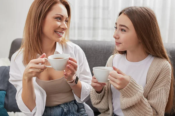 Positieve dochter en moeder die thuis thee drinken — Stockfoto