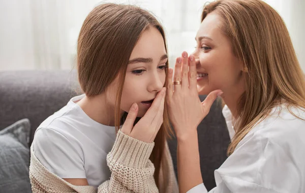 Madre cotilleando con su hija en casa —  Fotos de Stock