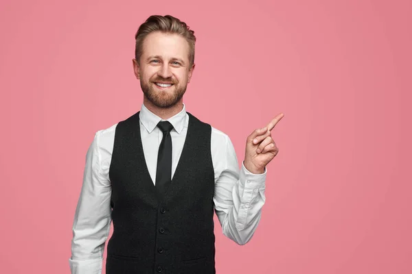 Empreendedor Masculino Barbudo Positivo Camisa Branca Colete Preto Olhando Para — Fotografia de Stock