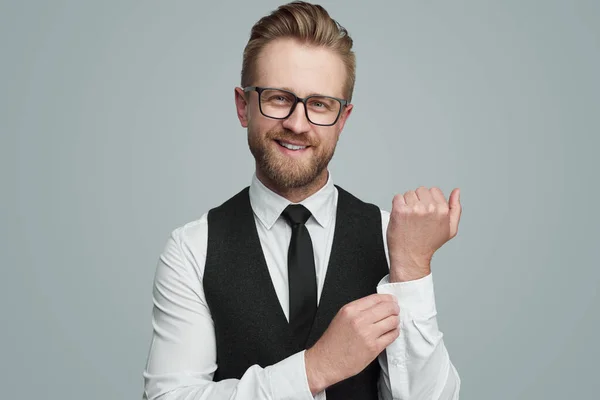 Empreendedor Masculino Bonito Óculos Abotoando Manga Camisa Branca Enquanto Olha — Fotografia de Stock
