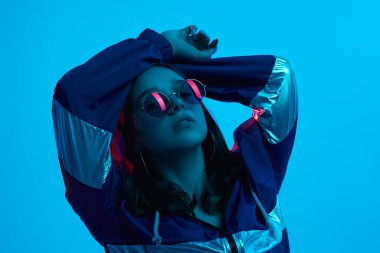 Stüdyoda neon ışıklı havalı bir genç kız.