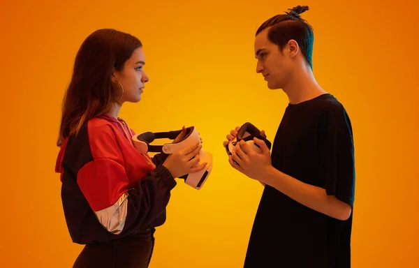Pasangan muda dengan kacamata VR di studio — Stok Foto