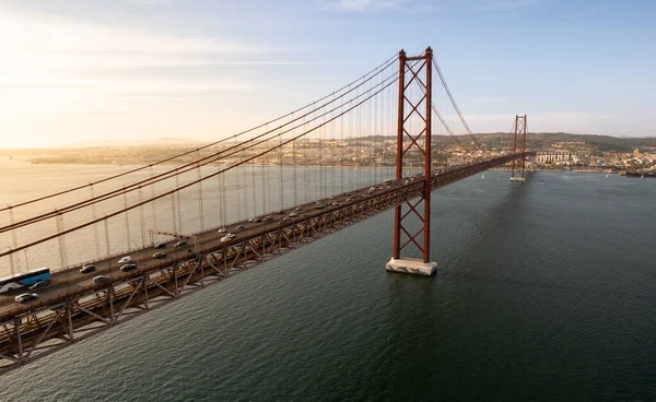 Şehirdeki nehir üzerindeki metal asma köprü.