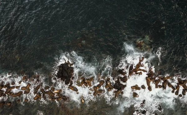 Mar tempestuoso acenando perto de pedras — Fotografia de Stock