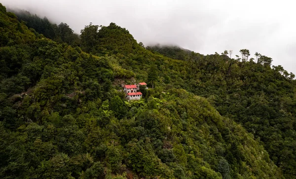 山の中の丘の上の孤独な家 — ストック写真