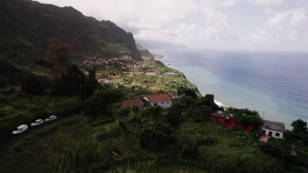 Pequeño pueblo en la costa del océano de la isla de Madeira — Vídeos de Stock