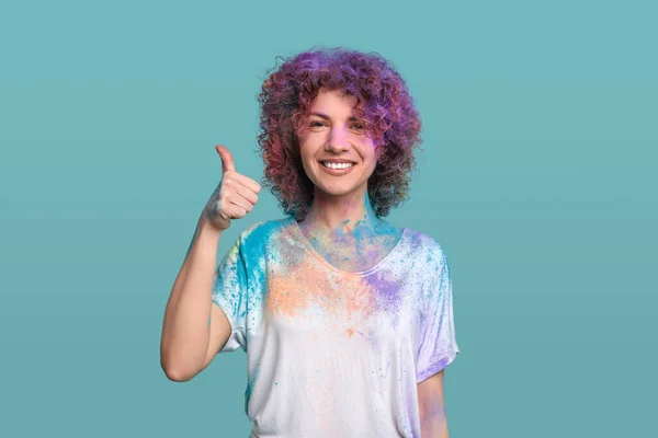 Šťastná žena v Holi prášek ukazující palec nahoru — Stock fotografie