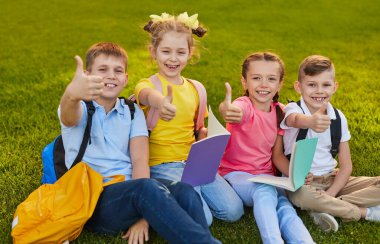 Başparmak gösteren öğrenci topluluğu