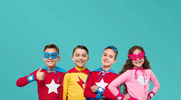 Equipe de crianças super-heróis felizes sorrindo em estúdio — Fotografia de Stock