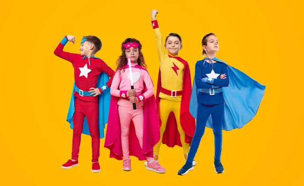 Team van kinderen in superheld kostuums in de studio — Stockfoto
