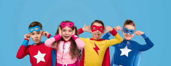 Legrační malí superhrdinové dělají obličeje — Stock fotografie
