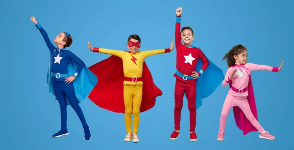 Kis szuperhősök különböző pózokban — Stock Fotó