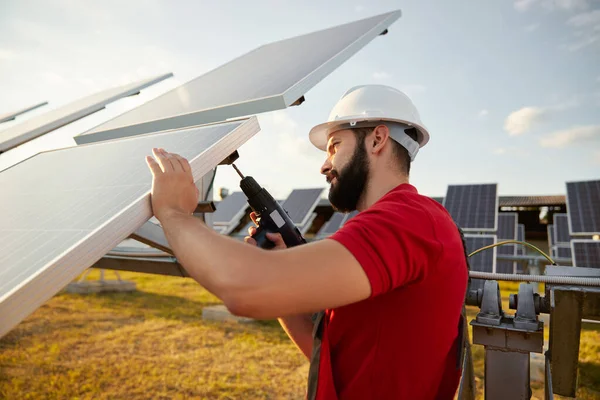 Erkek teknisyen güneş paneli kuruyor — Stok fotoğraf