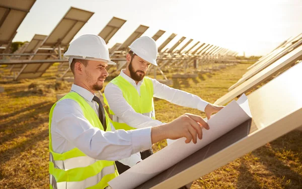 Güneş panelleri yakınında çalışan planlı erkek mühendisler. — Stok fotoğraf