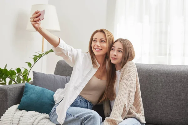 Tochter und Mutter machen Selfie zu Hause — Stockfoto