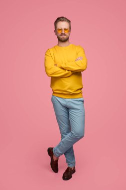 Hipster kıyafetli moda adam stüdyoda.