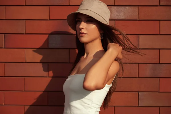 Mulher encantadora em chapéu de balde na cidade — Fotografia de Stock