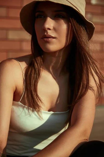 Жінка в модному капелюсі на вулиці — стокове фото