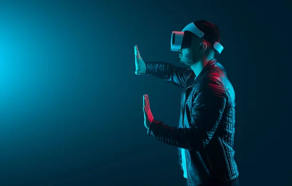 Guy ve VR headsetu prozkoumávající kyberprostor — Stock fotografie