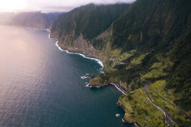 Güneşli bir günde, deniz kenarındaki uçurumun manzarası