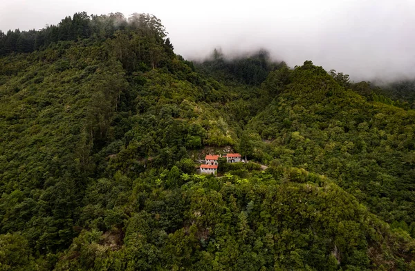 Casa en pendiente de montaña verde —  Fotos de Stock