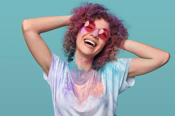 Mujer feliz en colores Holi divertirse en el estudio —  Fotos de Stock