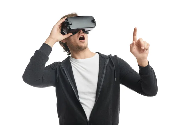 Förbluffad man i VR-glasögon interagerar med cyberrymden — Stockfoto