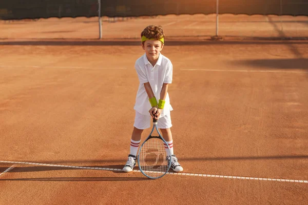 Dítě s tenisovou raketou na sportovišti — Stock fotografie