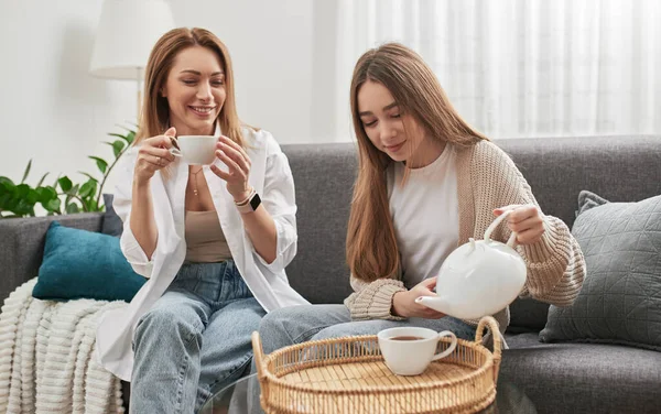 Glückliche Mutter und Tochter trinken zu Hause Tee — Stockfoto
