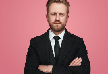 Kameraya bakarak ciddi iş adamı