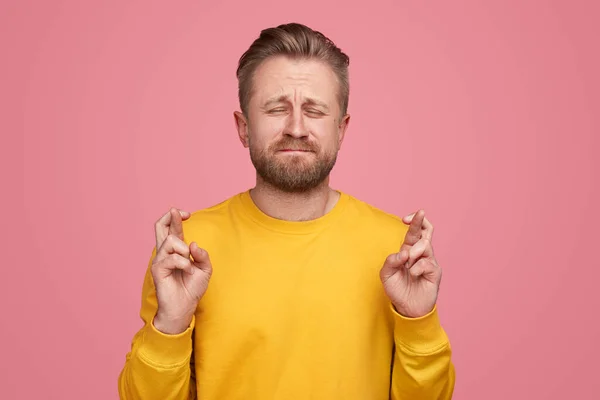 Uomo barbuto incrociando le dita e facendo desiderio — Foto Stock