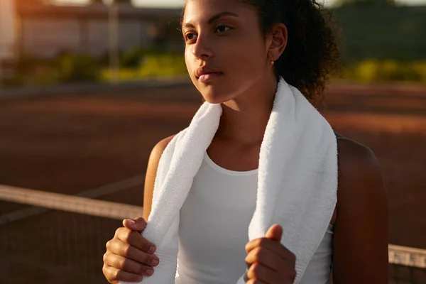 Černá sportovkyně s ručníkem na kurtu — Stock fotografie