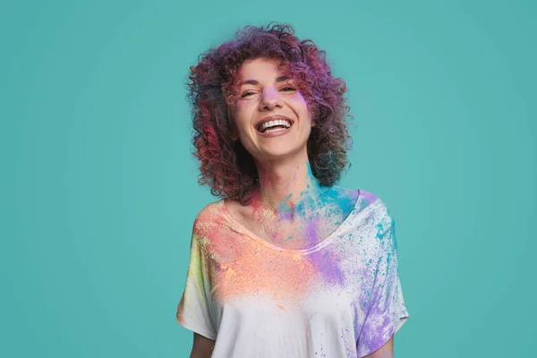 Femme insouciante en Holi couleurs souriant en studio — Photo