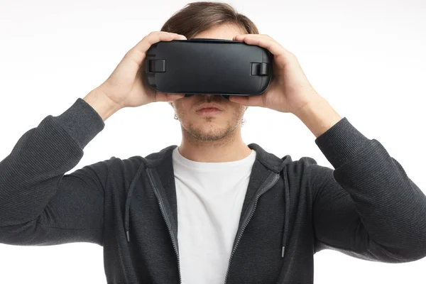 Человек в черных очках виртуальной реальности в студии — стоковое фото