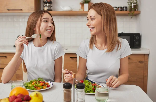 妈妈和女儿在家里吃午饭 — 图库照片