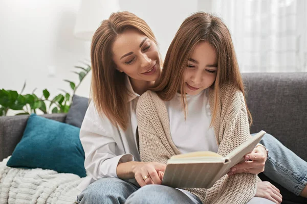 Moeder en dochter leesboek samen — Stockfoto