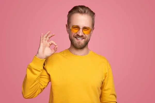 Optimistic bearded man gesturing OK — Stock Photo, Image