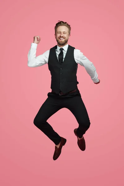 Empresário feliz pulando e sorrindo — Fotografia de Stock