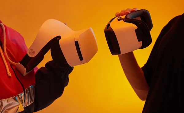 VR kulaklıklı kırpıcı oyuncular — Stok fotoğraf
