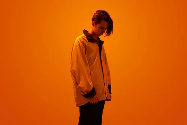 Adolescente elegante sob luz laranja néon — Fotografia de Stock