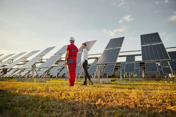 Imprenditore che parla con ingegnere nella centrale solare — Foto Stock