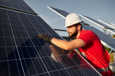 İş kıyafetleri ve güneş panelini temizleme mühendisi.