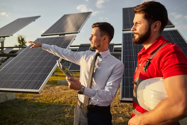 Güneş enerjisi projesini yükleniciye açıklayan tabletli girişimci — Stok fotoğraf